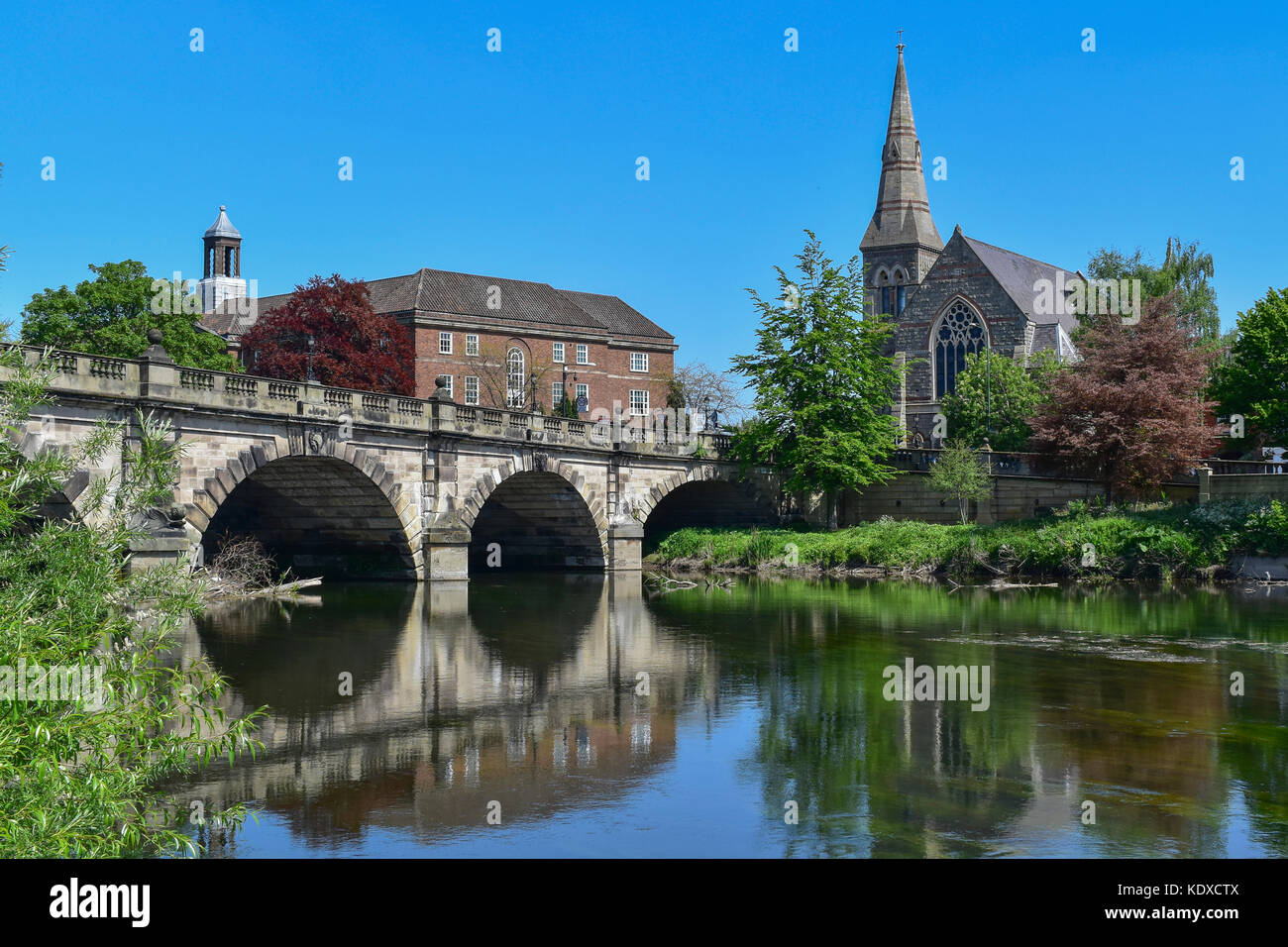 Les anglais Le pont sur la rivière Severn, Shrewsbury, Shropshire, England, UK. united Reformed Church sur la droite et le centre de Sixth Form College Banque D'Images