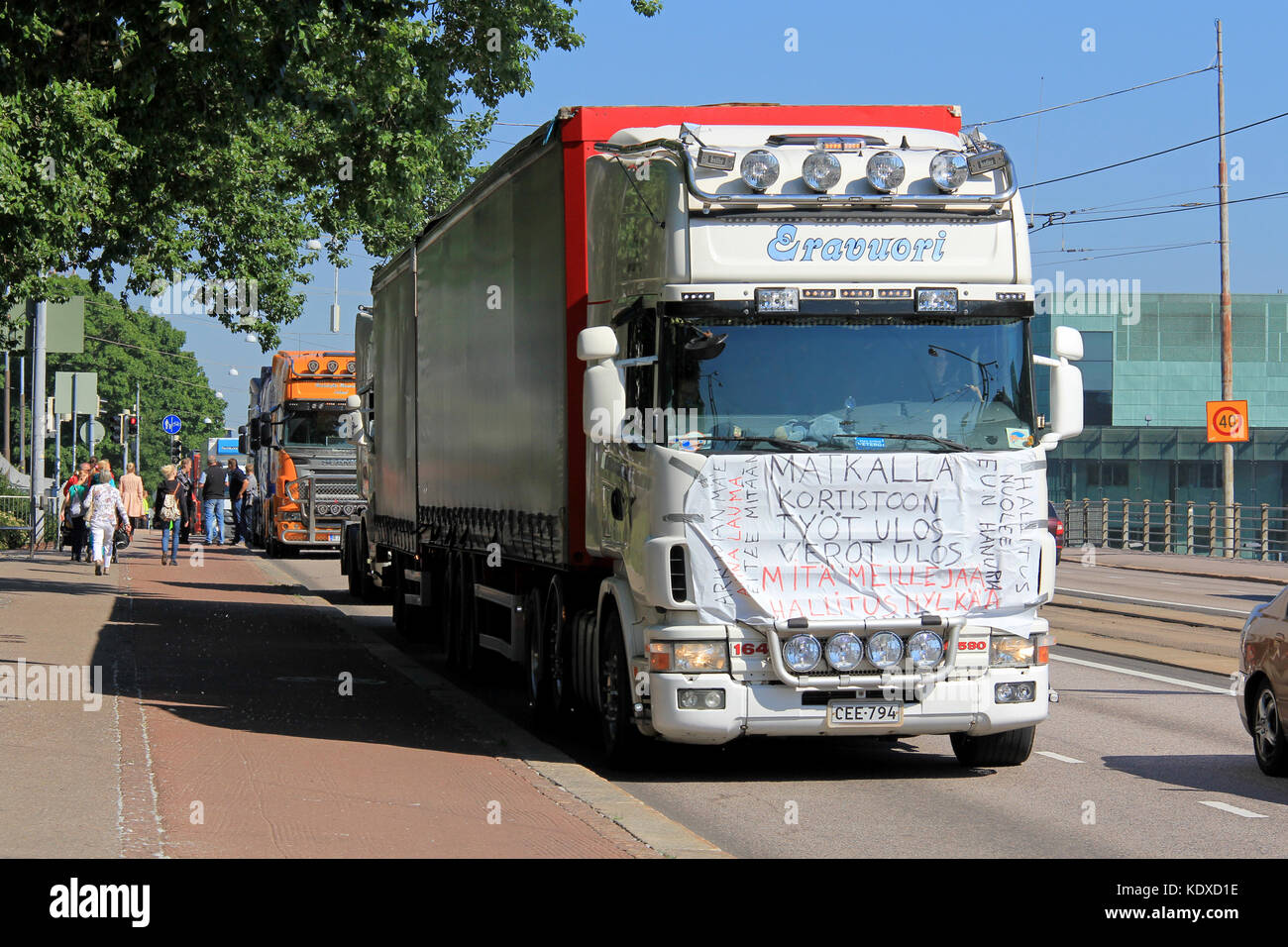 Helsinki, Finlande - le 21 juin 2016 : groupe de chauffeurs de camion finlandais en convoi à protester contre les nouvelles règles de cabotage ec près du parlement finlandais hous Banque D'Images