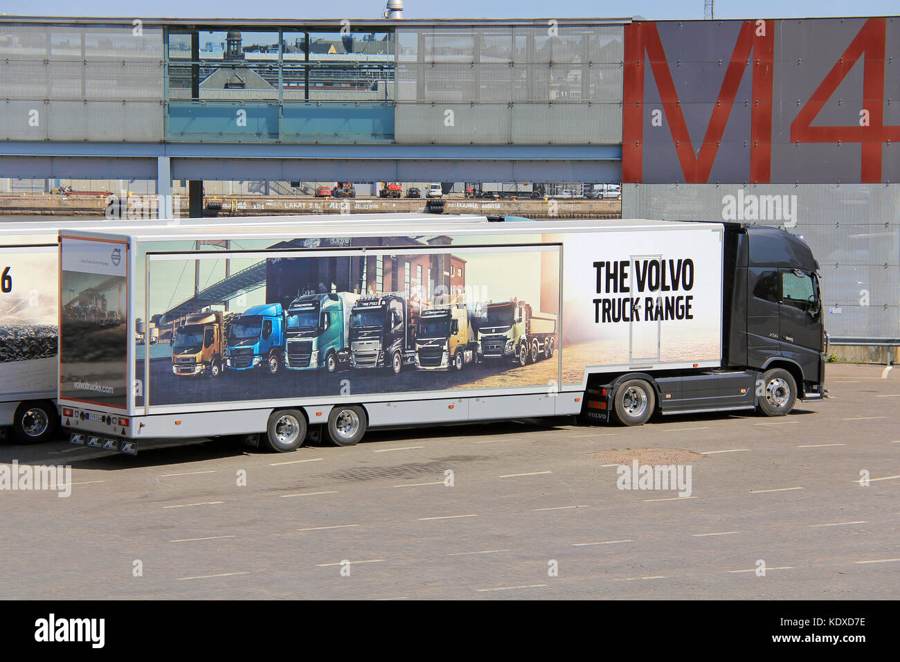 Helsinki, Finlande - le 24 mai 2016 : Volvo fh16 750 affichages semi camion Volvo gamme représenté sur remorque. Banque D'Images