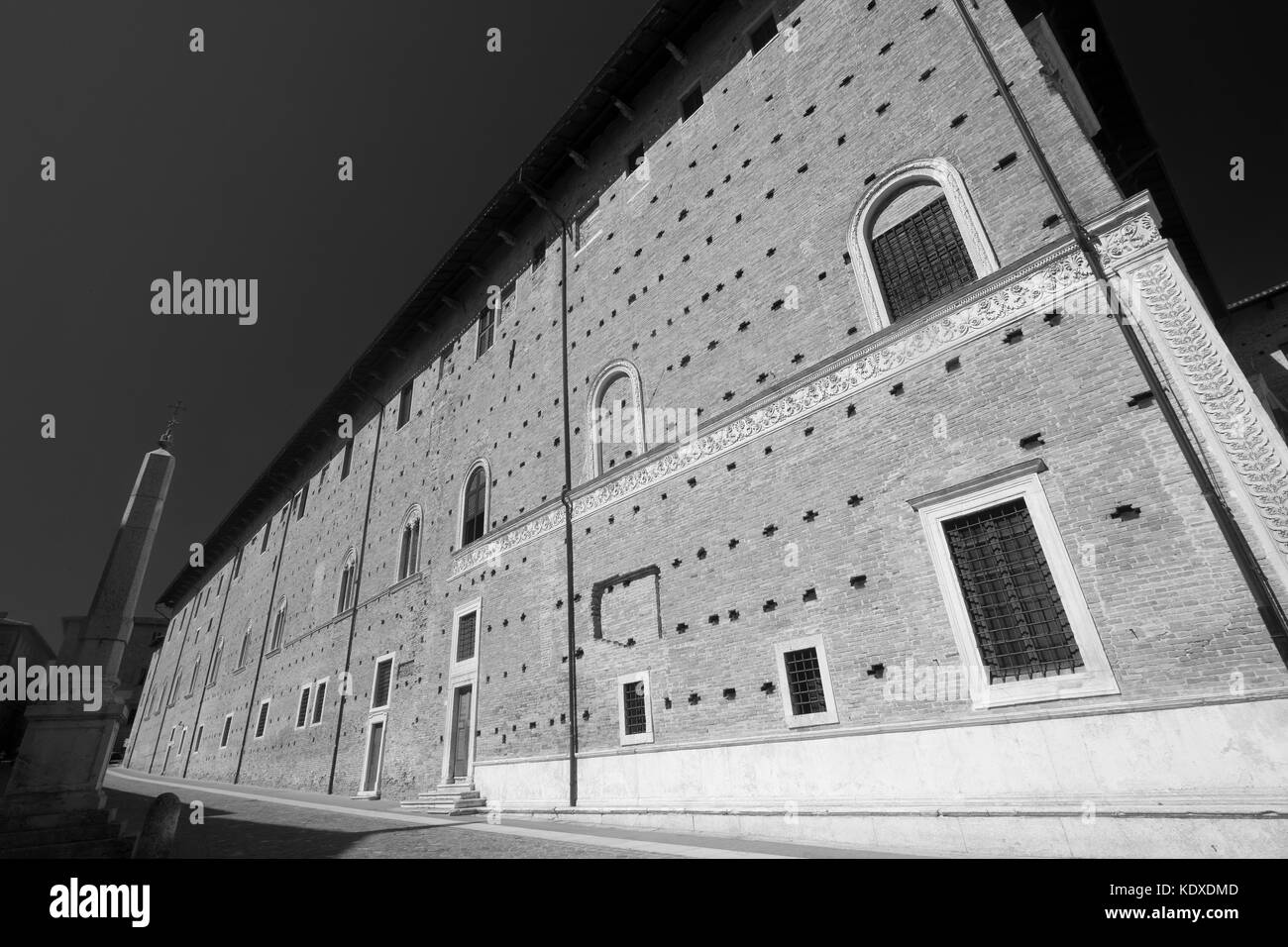 Urbino (Marches, Italie) : bâtiments historiques au matin : le palais connu sous le nom de Palazzo Ducale en noir et blanc. Banque D'Images