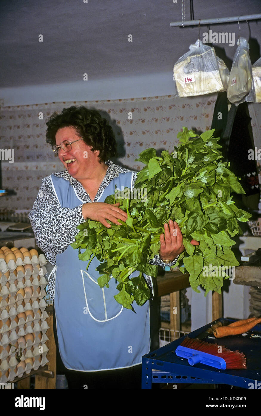 La portrait d'une femme portugaise des épinards vente de sa ferme sont au frais du marché local sur l'île de Faial, Açores Banque D'Images
