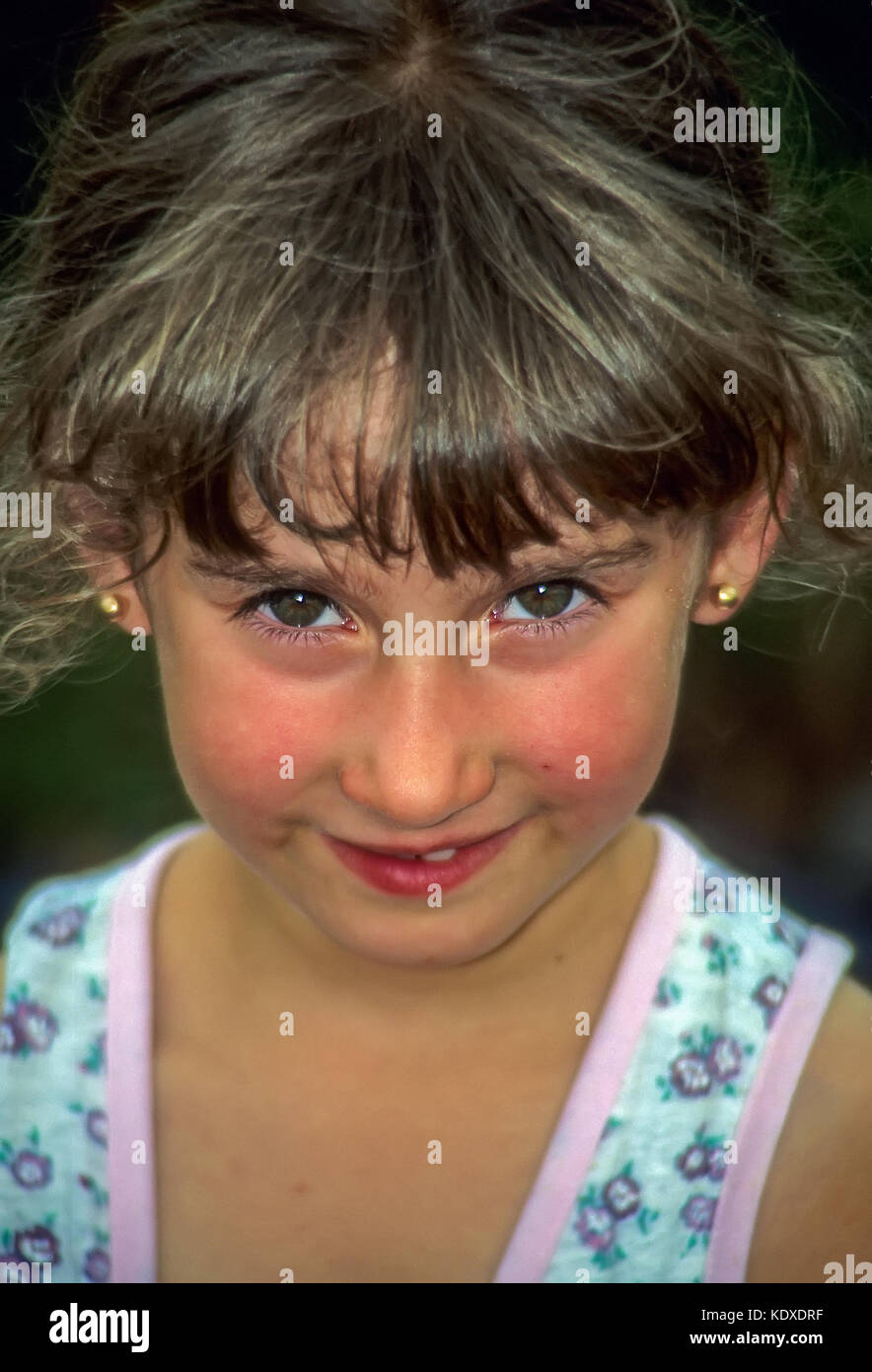 Portrait d'une petite fille portugaise avec des yeux captivants et un sourire mignon à San Mateus Village, l'île de Pico, Açores. Banque D'Images
