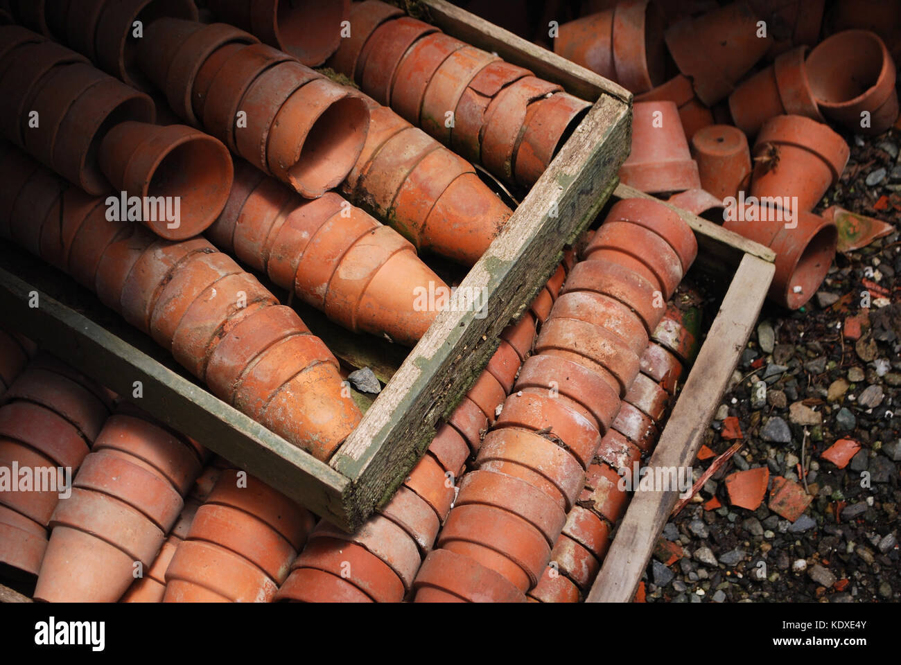 Pots en terre cuite dans un atelier de rempotage Banque D'Images