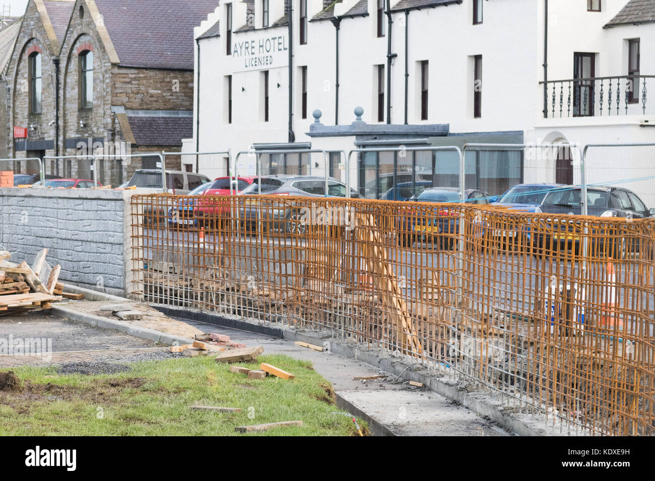 Construction de Kirkwall Harbour mur d'inondation en béton armé, Kirkwall, Orkney, Écosse, Royaume-Uni Banque D'Images