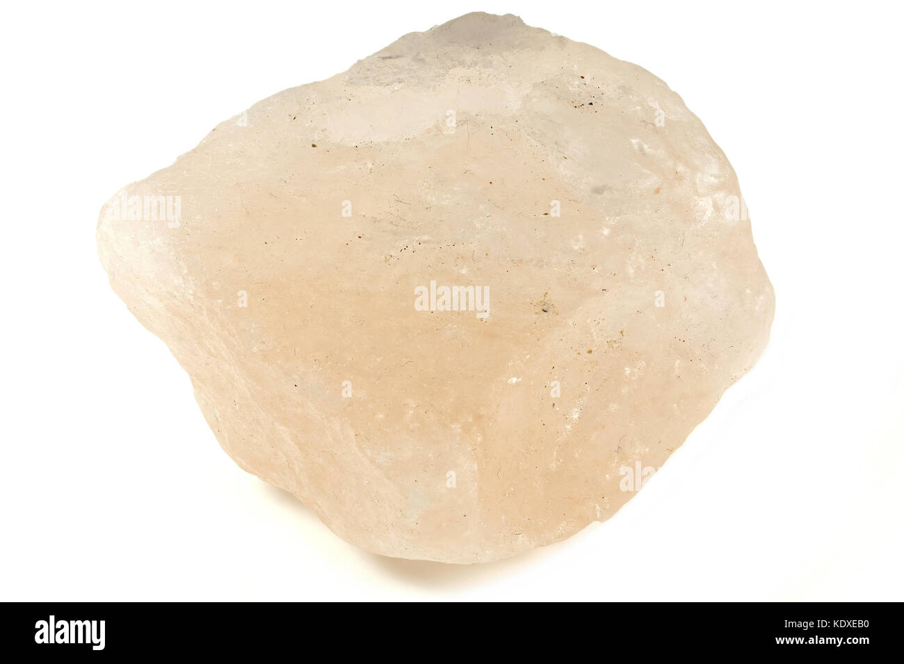 Cristal de sel himalayen isolé sur fond blanc Banque D'Images