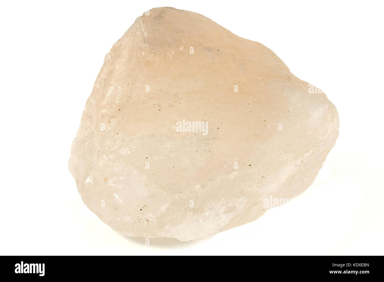 Cristal de sel himalayen isolé sur fond blanc Banque D'Images