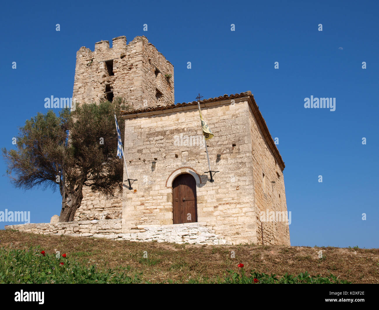 Tour byzantine et l'église byzantine de 12 apostolles de Nea Fokea village dans la péninsule Kassandra Halkidiki Greece Banque D'Images