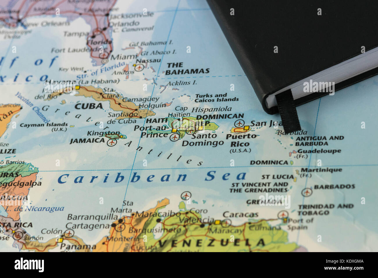 Notes personnelles d'une personne à la planification d'un voyage à la mer des caraïbes sur une libre Carte de Cuba, Haïti, Jamaïque, République dominicaine, les Bahamas et puertorico Banque D'Images