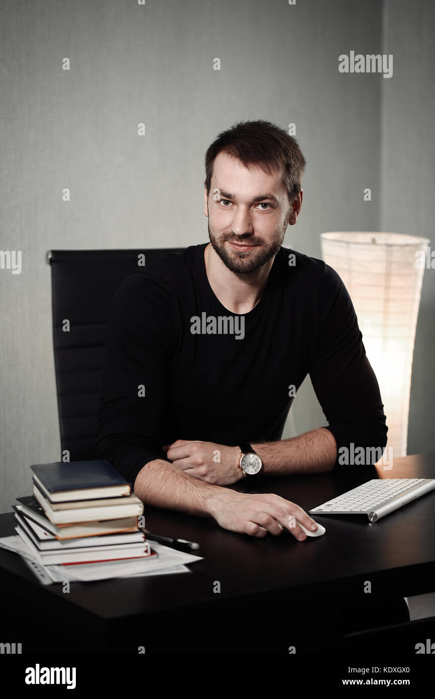 Smart businessman at au travail tenait la tête sur les mains. travailleur endormi tôt le matin après la fin de travail de nuit. bisnanse et finances con Banque D'Images