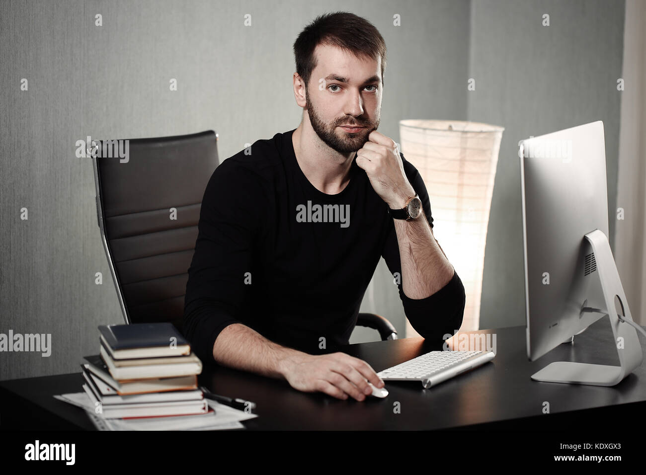 Smart businessman at au travail tenait la tête sur les mains. travailleur endormi tôt le matin après la fin de travail de nuit. bisnanse et finances con Banque D'Images