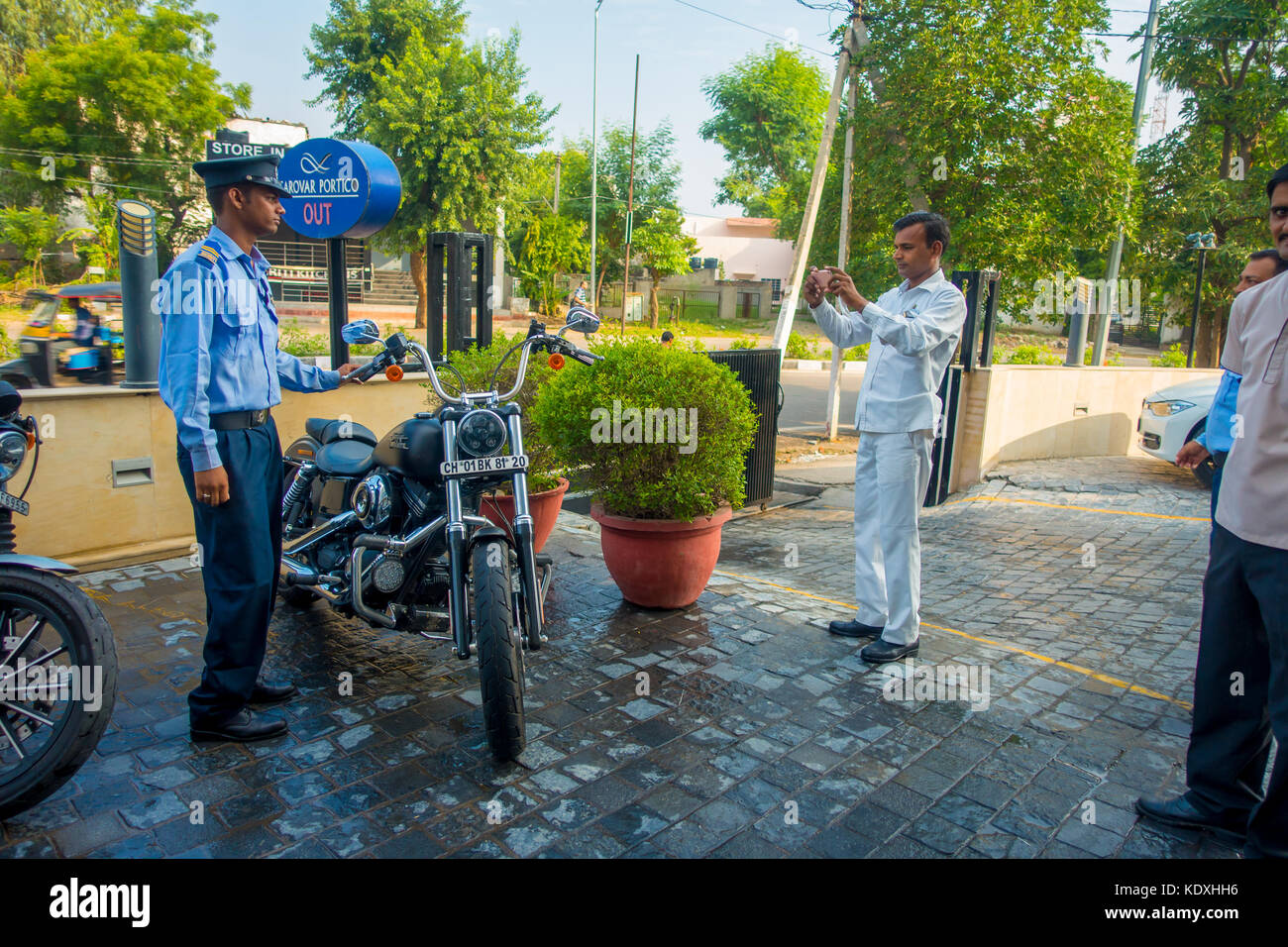 Delhi, Inde - le 19 septembre 2017 : un homme à cheval sa moto Harley Davidson, membre du moto club dans le sreets de Delhi moto Royal Enfield, voyageant à Delhi Banque D'Images