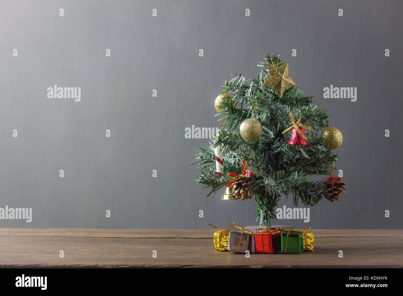 Joyeux noël sapin concept background.présent boîte cadeau et décoration de fête & ornement sur bois rustique moderne.flou fond gris et copy space Banque D'Images