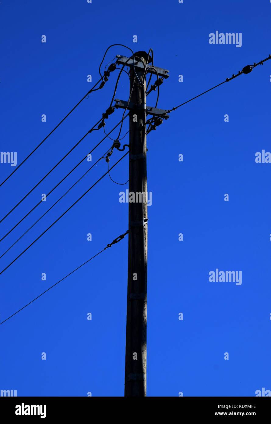 Poteau de puissance élevée dans le pays, câble d'alimentation en automne avec ciel bleu coloré Banque D'Images
