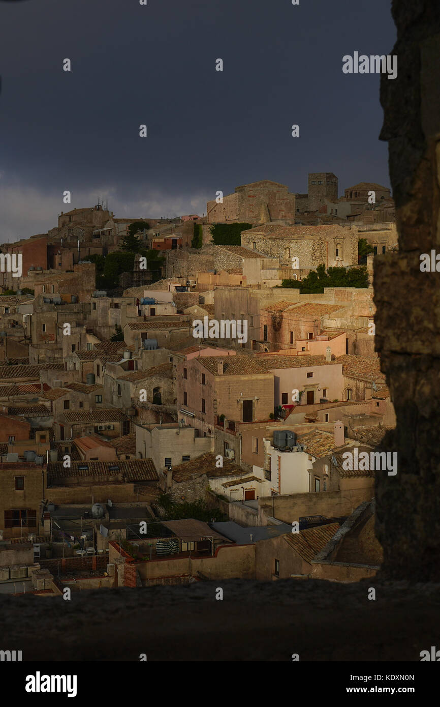 Les rues de la ville erice prise depuis le sommet de la vieille tour. à partir d'une série de photos de voyage en Sicile, Italie. photo date : vendredi, Septembre Banque D'Images