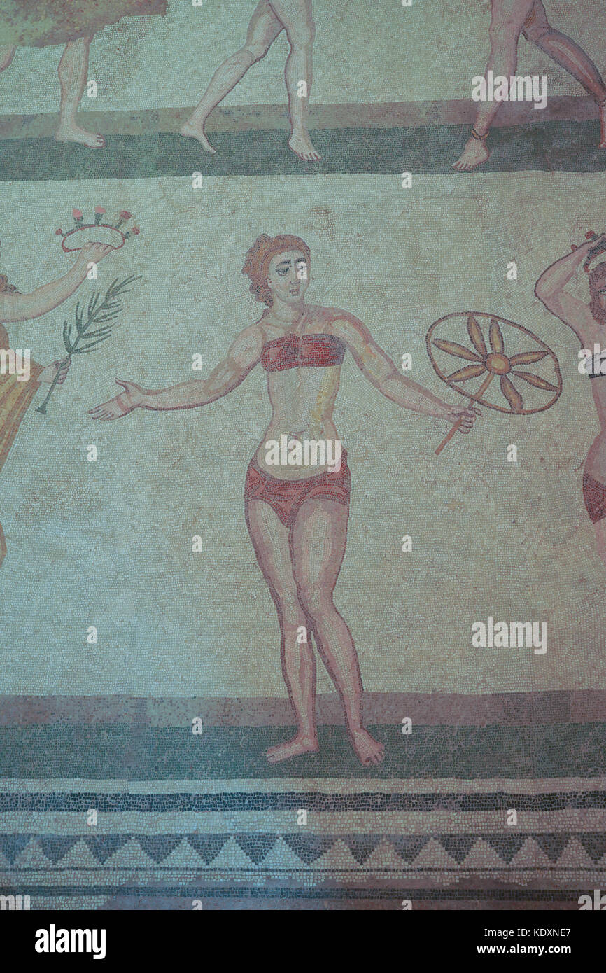 Une vue de mosaïques romaines représentant des athlètes féminines d'une collection pour le meilleur au monde à Piazza Armerina. à partir d'une série de trav Banque D'Images