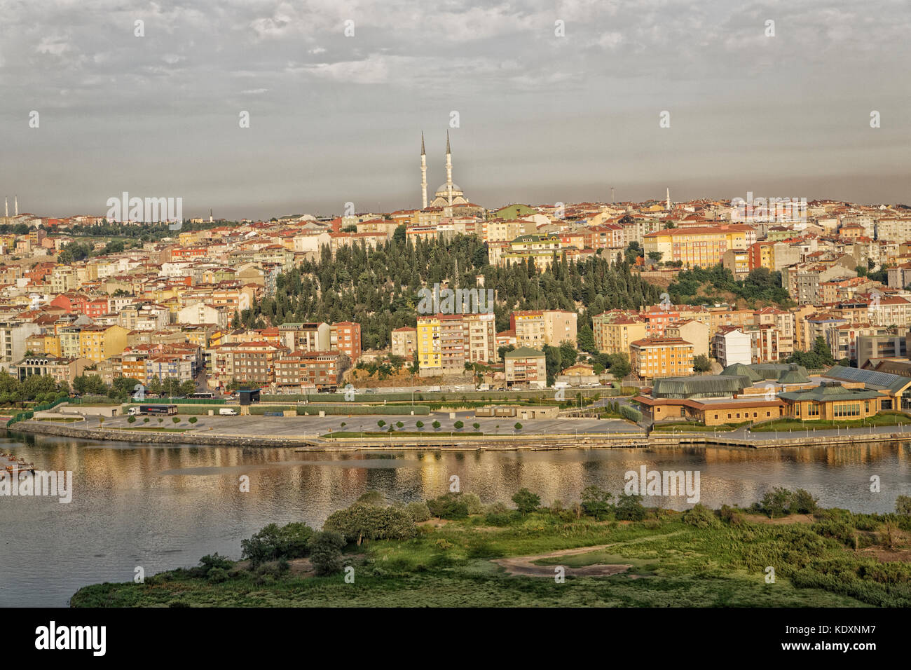 Istanbul, Turquie, vue sur la colline Pier Loti, vue sur la lumière du jour avec des nuages dans le ciel en arrière-plan Banque D'Images