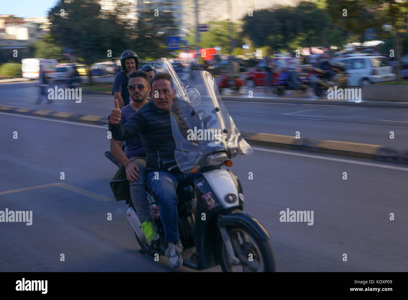 Deux personnes sur une moto à Palerme. à partir d'une série de photos de voyage en Sicile, Italie. photo date : dimanche, 8 octobre, 2017. crédit photo doit se lire : Banque D'Images