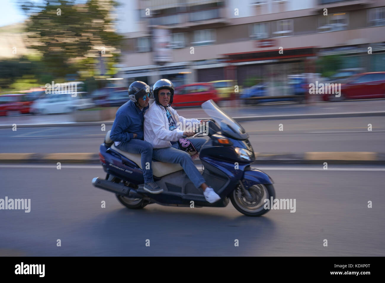 Deux personnes sur une moto à Palerme. à partir d'une série de photos de  voyage en Sicile, Italie. photo date : dimanche, 8 octobre, 2017. crédit  photo doit se lire Photo Stock - Alamy