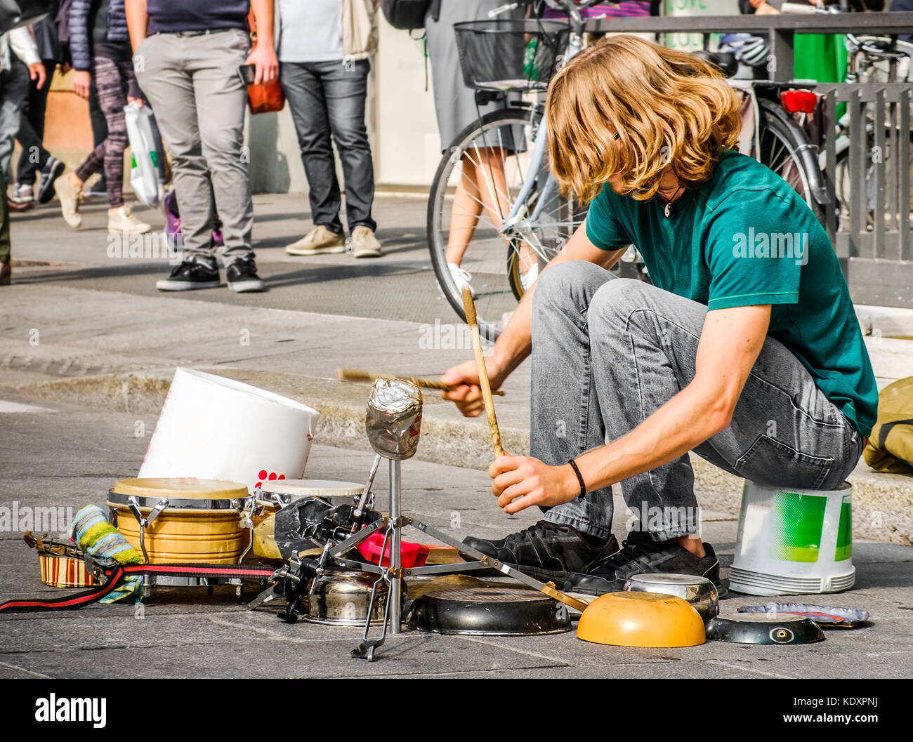Le percussionniste utiliser casseroles de jouer de la batterie - artiste musicien de rue musicien ambulant Banque D'Images