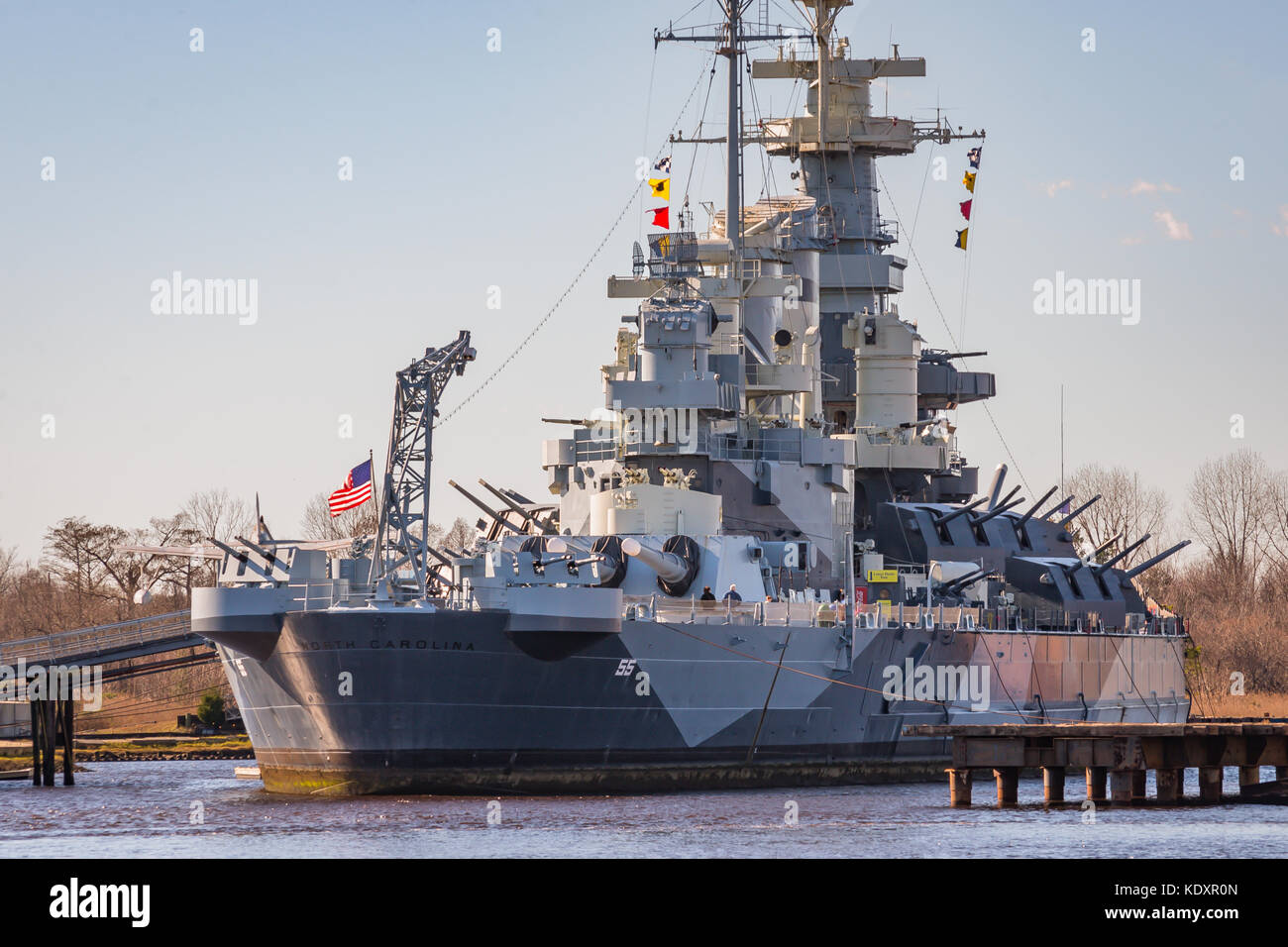Amarré USS North Carolina vu de Wilmington NC Riverwalk Banque D'Images