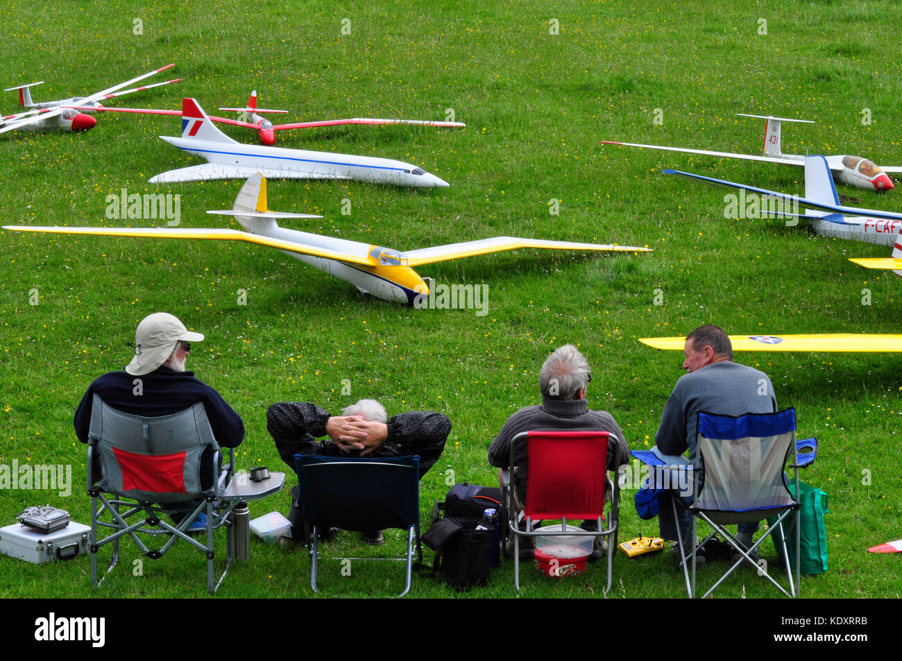 Les planeurs de modèles contrôlés par radio avec leurs propriétaires attendent les bonnes conditions pour le lancement à partir de White Sheet Hill dans le Wiltshire. Banque D'Images