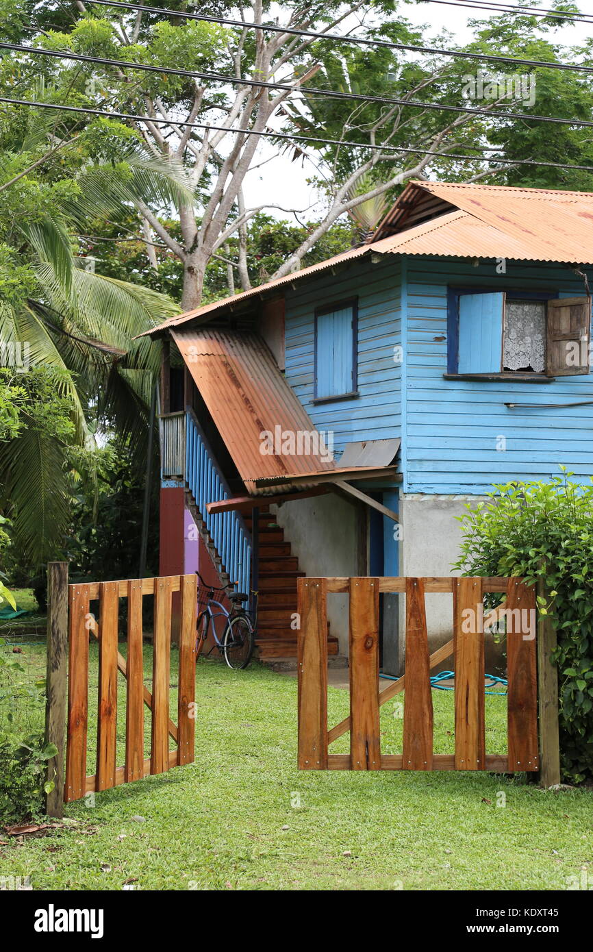 Maison typique, Playa Negra, Puerto Viejo de Talamanca, province de Limón, mer des Caraïbes, le Costa Rica, Amérique Centrale Banque D'Images