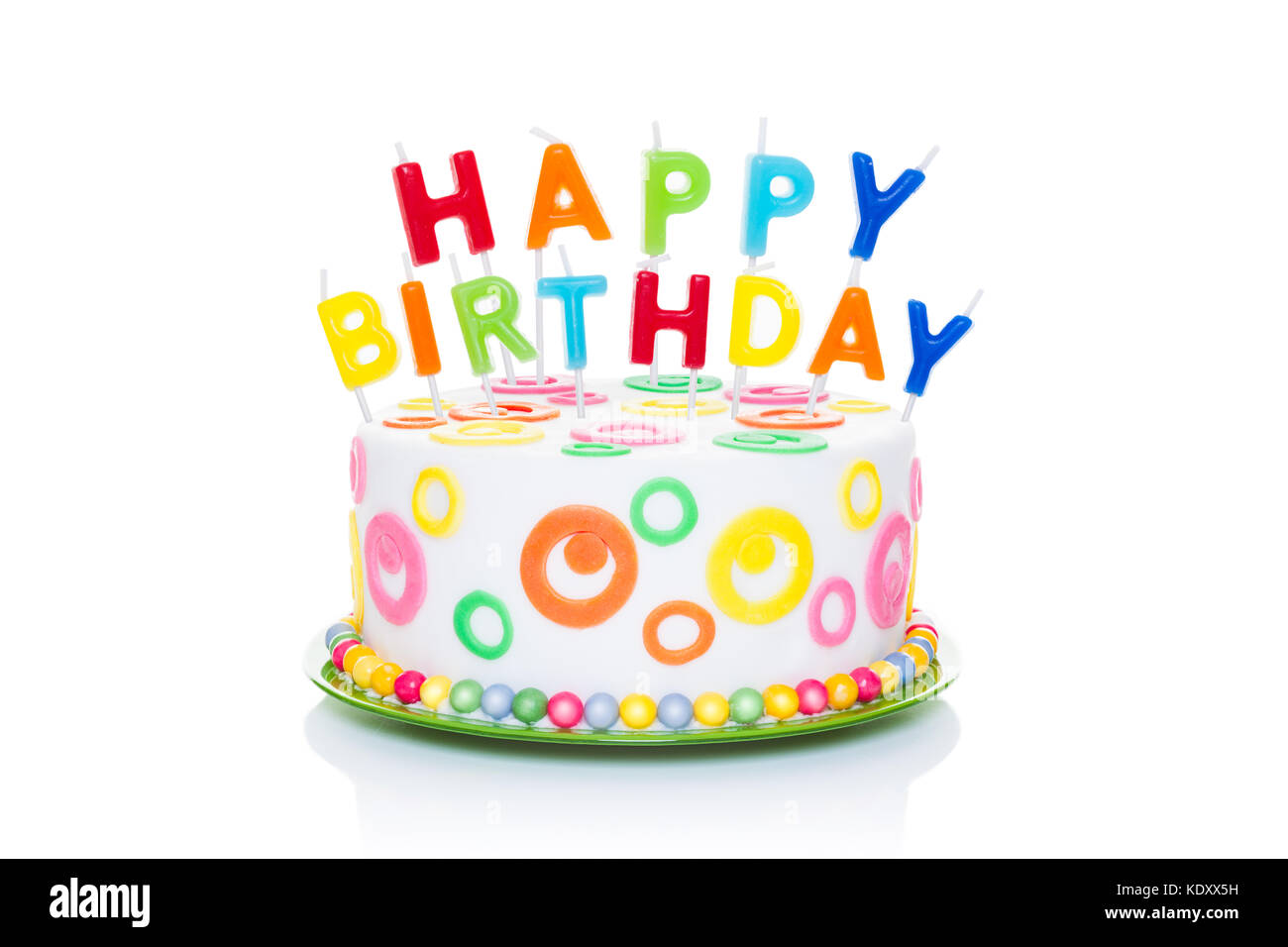 Joyeux Anniversaire Gateau Ou Tarte De Joyeux Anniversaire Lettres Que Des Bougies Tres Colore Et A La Tres Savoureux Isole Sur Fond Blanc Photo Stock Alamy