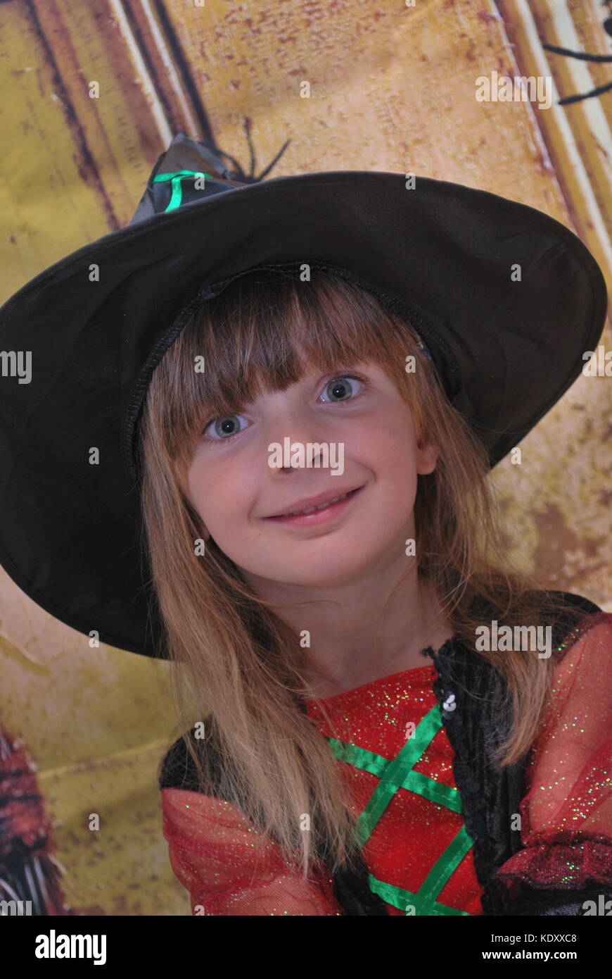 Petite fille portant un costume qui est très enthousiaste pour l'halloween Banque D'Images