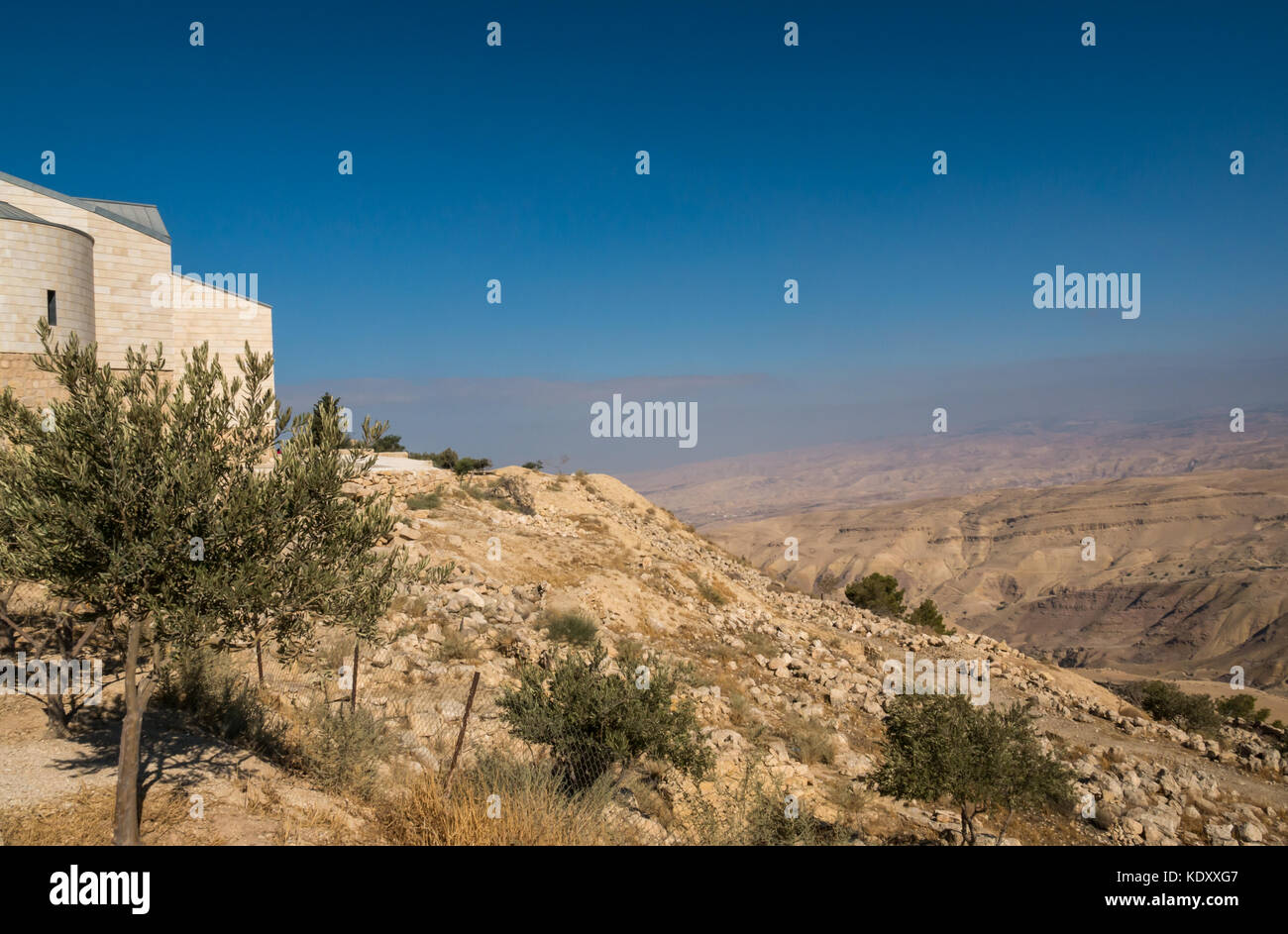 La chapelle du Baptistère de Diakonikon demeure l'église byzantine, lieu de pèlerinage religieux du Mont Nebo, en Jordanie, avec vue sur la vallée du désert Banque D'Images