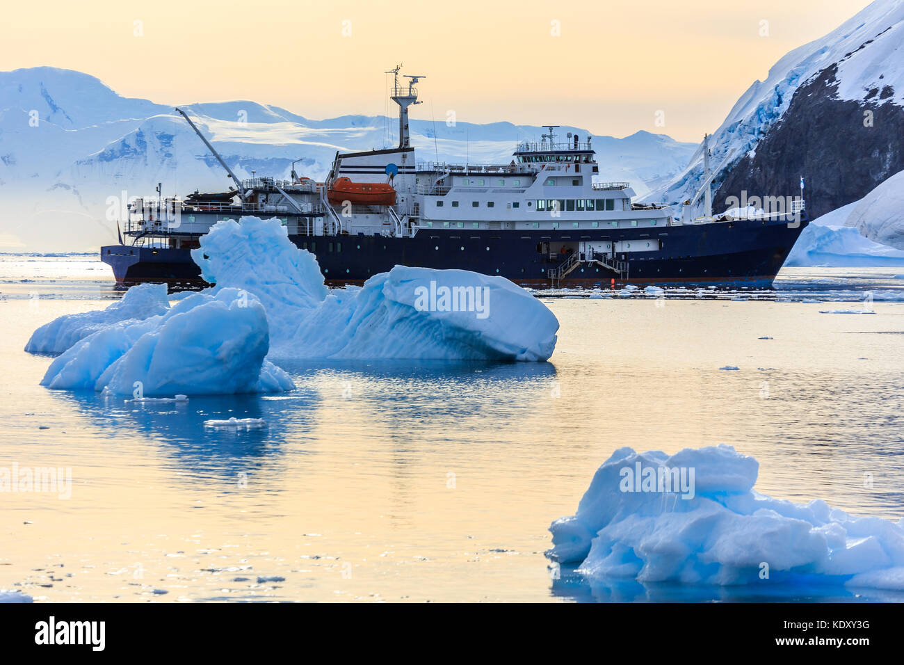 Navire de croisière antarctique bleu entre les icebergs avec glacier en arrière-plan, la baie de Neco, Antarctique Banque D'Images