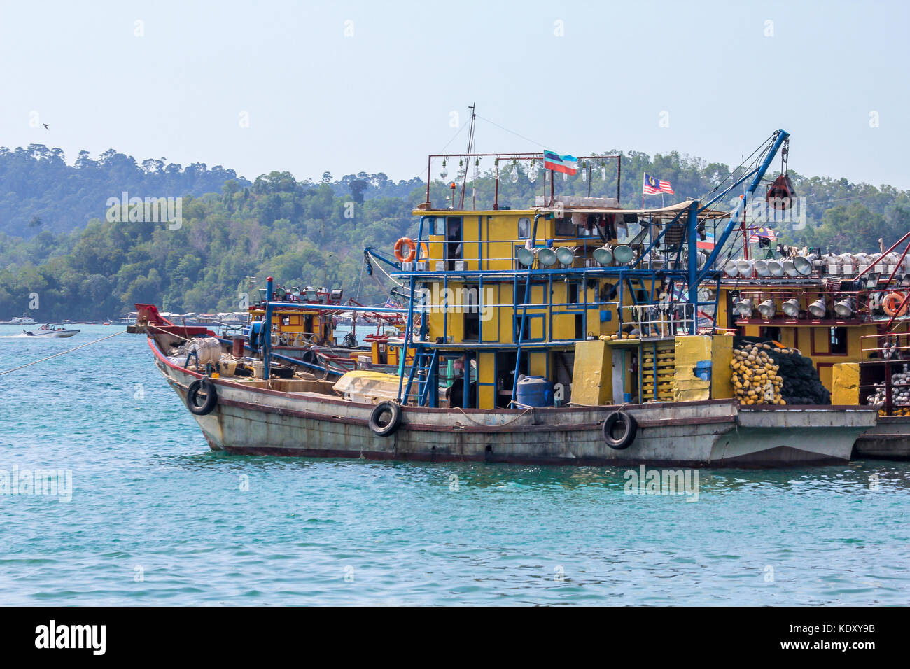 Bateau de pêche de Malaisie à la baie près de Kota Kinabalu, Malaisie, Bornéo Banque D'Images