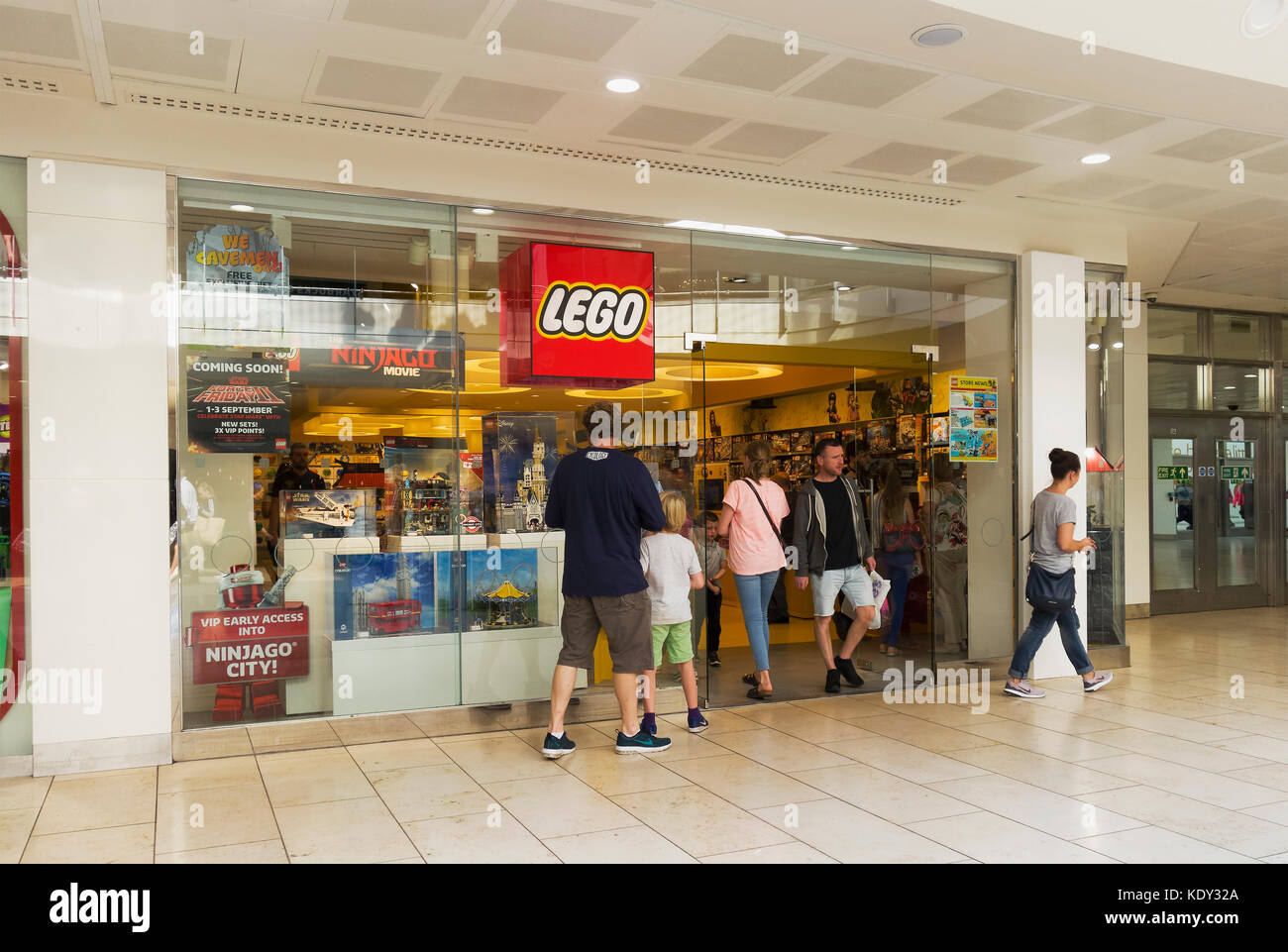 Boutique Lego avec les clients à Gateshead Metrocentre Banque D'Images