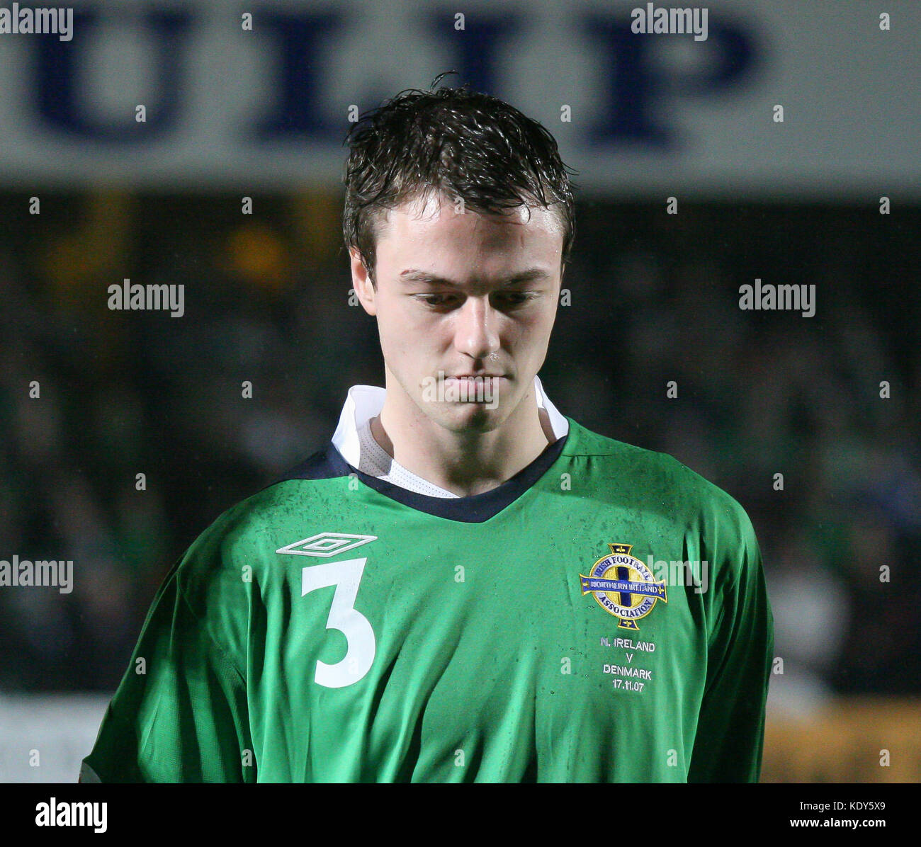 Irlande du Nord 2 Danemark 1 à Windsor Park Belfast. 17 novembre 2007 qualification Euro 2008 du Groupe F. Un jeune Jonny Evans s'aligne pour l'Irlande du Nord contre le Danemark. Banque D'Images