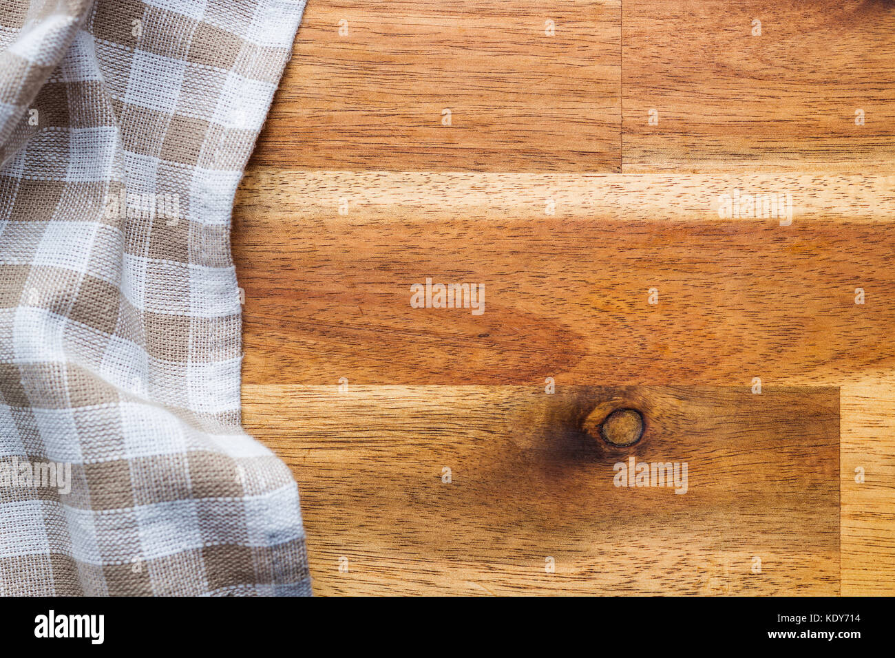 Nappe à carreaux sur la table en bois. vue d'en haut. Banque D'Images
