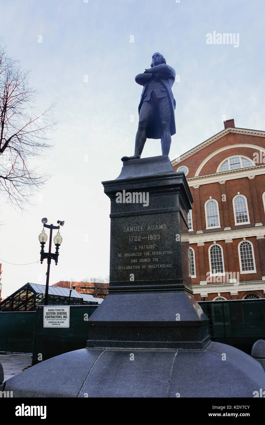 Boston, jan 26 : la statue de Samuel Adams le Jan 26, 2012 à Harvard Square, Boston, Massachusetts, Boston, États-Unis Banque D'Images