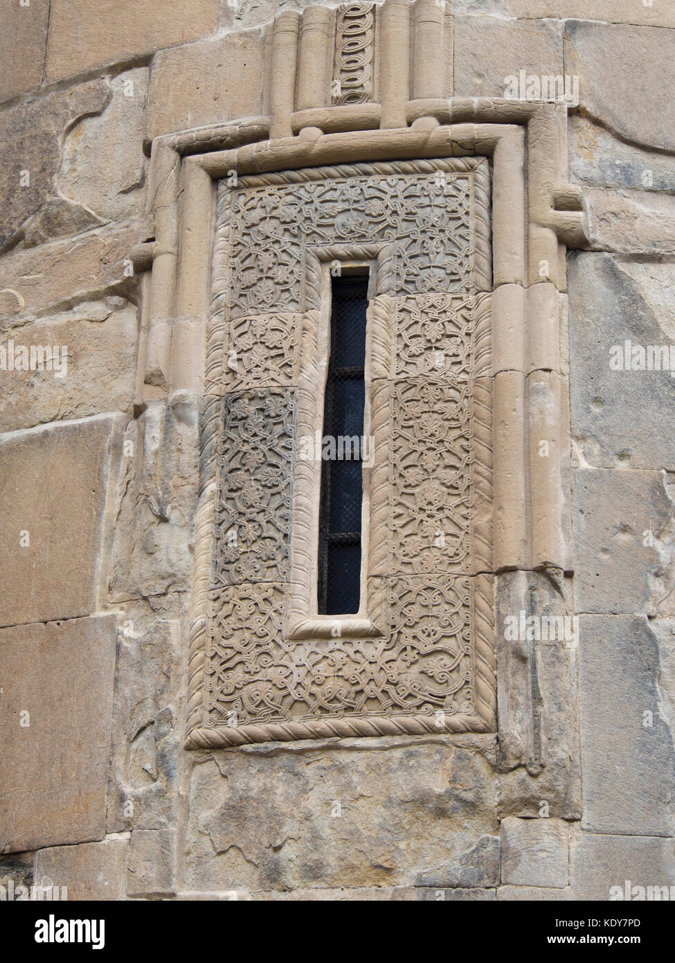 Close up de fenêtre avec l'élaboration de la sculpture sur pierre de l'embellissement d'ornement, façade de la Vierge Marie dans l'église de Metekhi Tbilissi Géorgie Banque D'Images