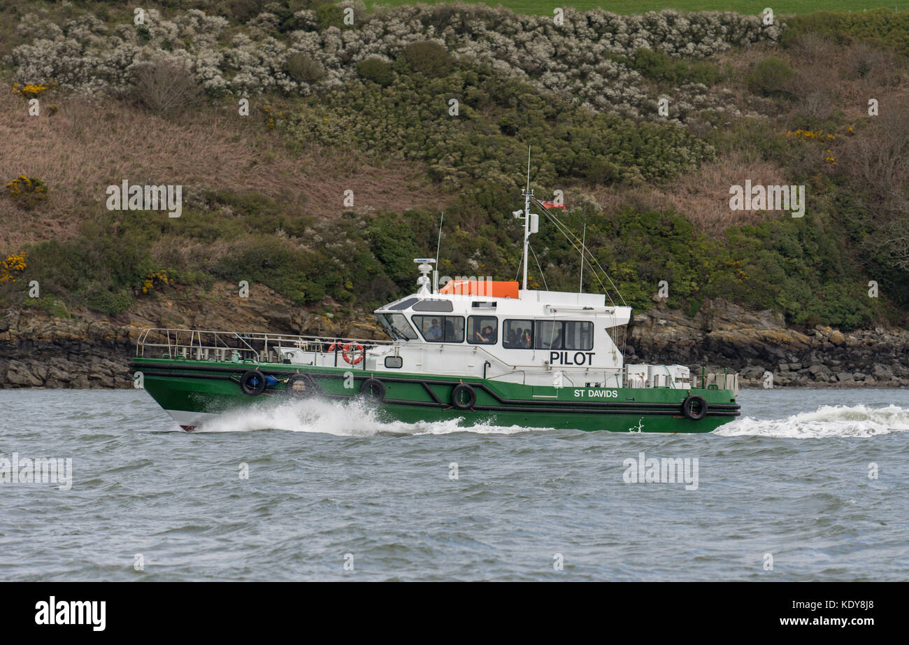 Bateau pilote St Davids en tenant un pilote d'un navire en Milford Haven, par une journée calme de pembrokeshire Banque D'Images