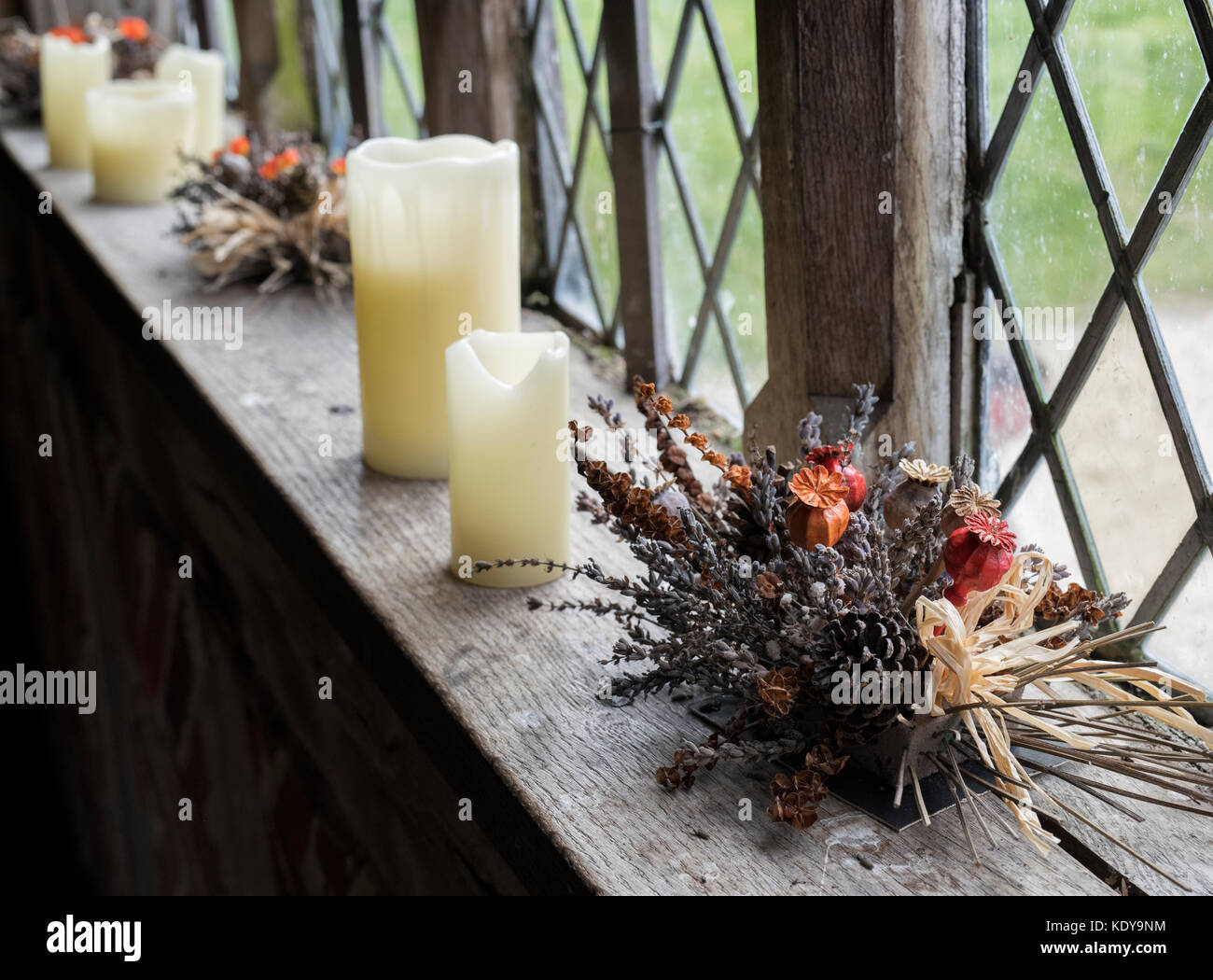 Festival des récoltes automnales fleurs séchées et des bougies sur un rebord de fenêtre au Weald et Downland Open Air Museum, automne show, Singleton, Sussex, Angleterre Banque D'Images