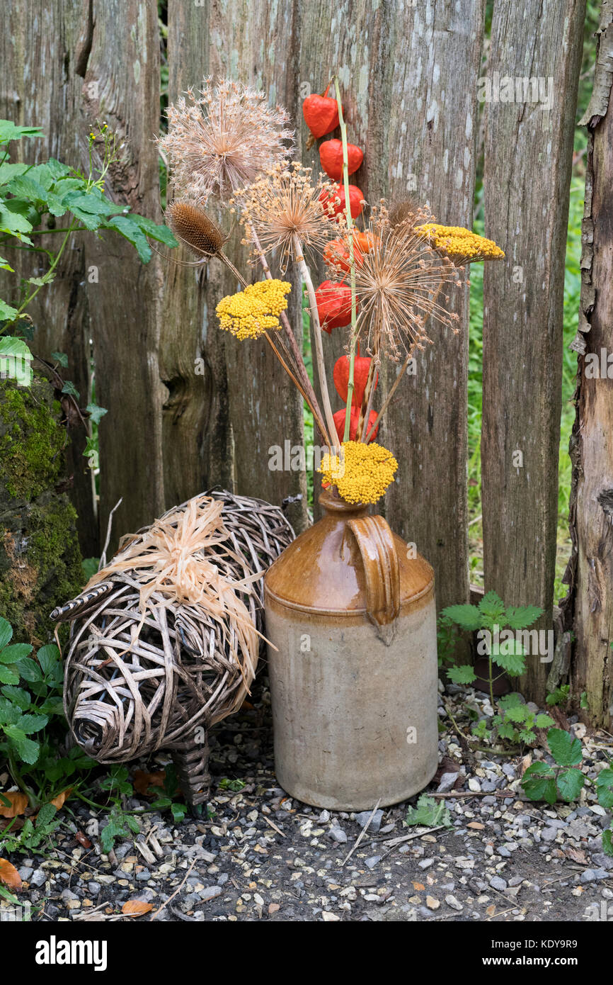 Rustique d'automne fête des vendanges avec un cochon en osier à Weald et Downland Open Air Museum, automne show, Singleton, Sussex, Angleterre Banque D'Images