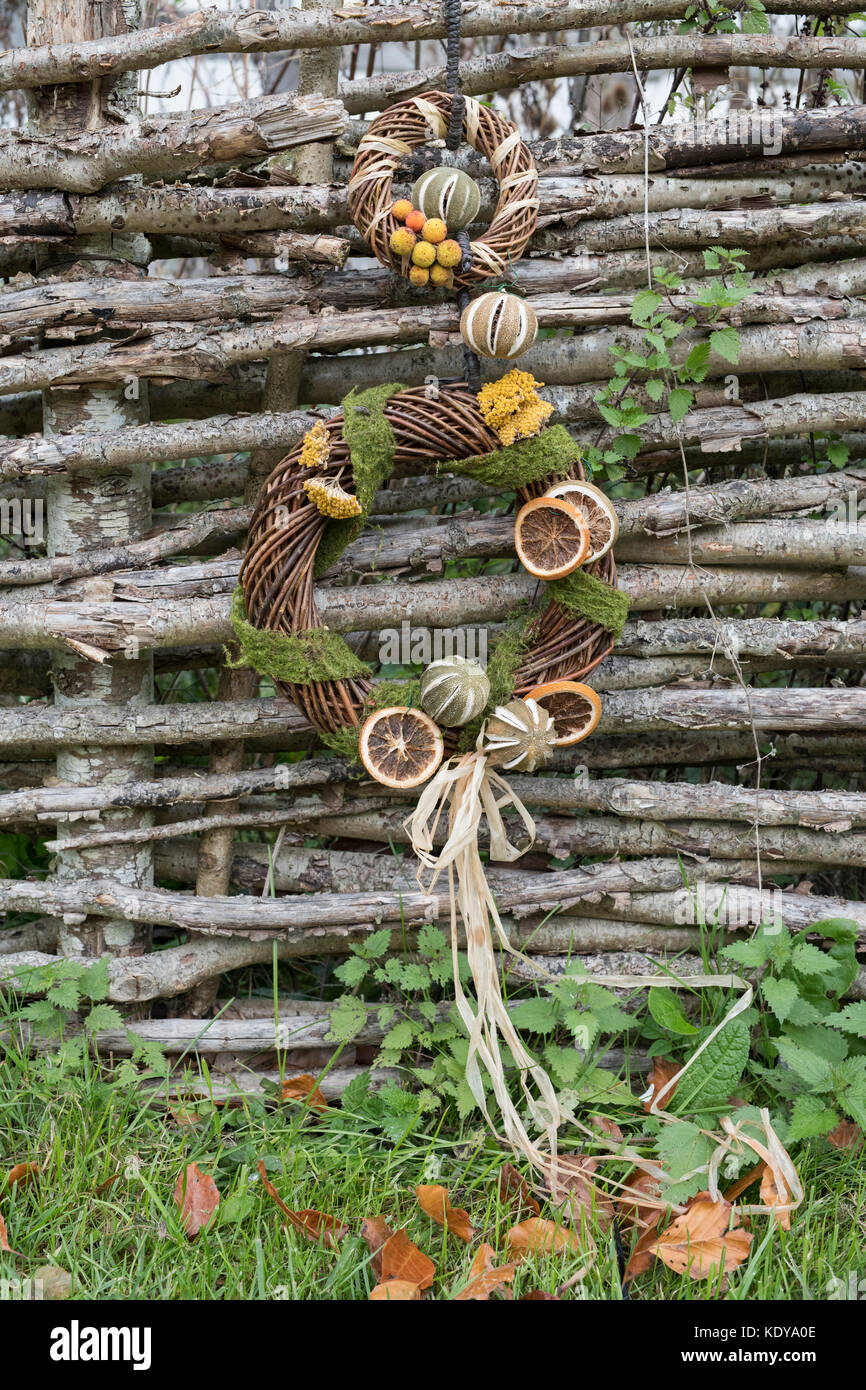 Festival d'automne récolte rustique couronne sur une vieille clôture à Hazel Weald et Downland Open Air Museum, automne show, Singleton, Sussex, Angleterre Banque D'Images
