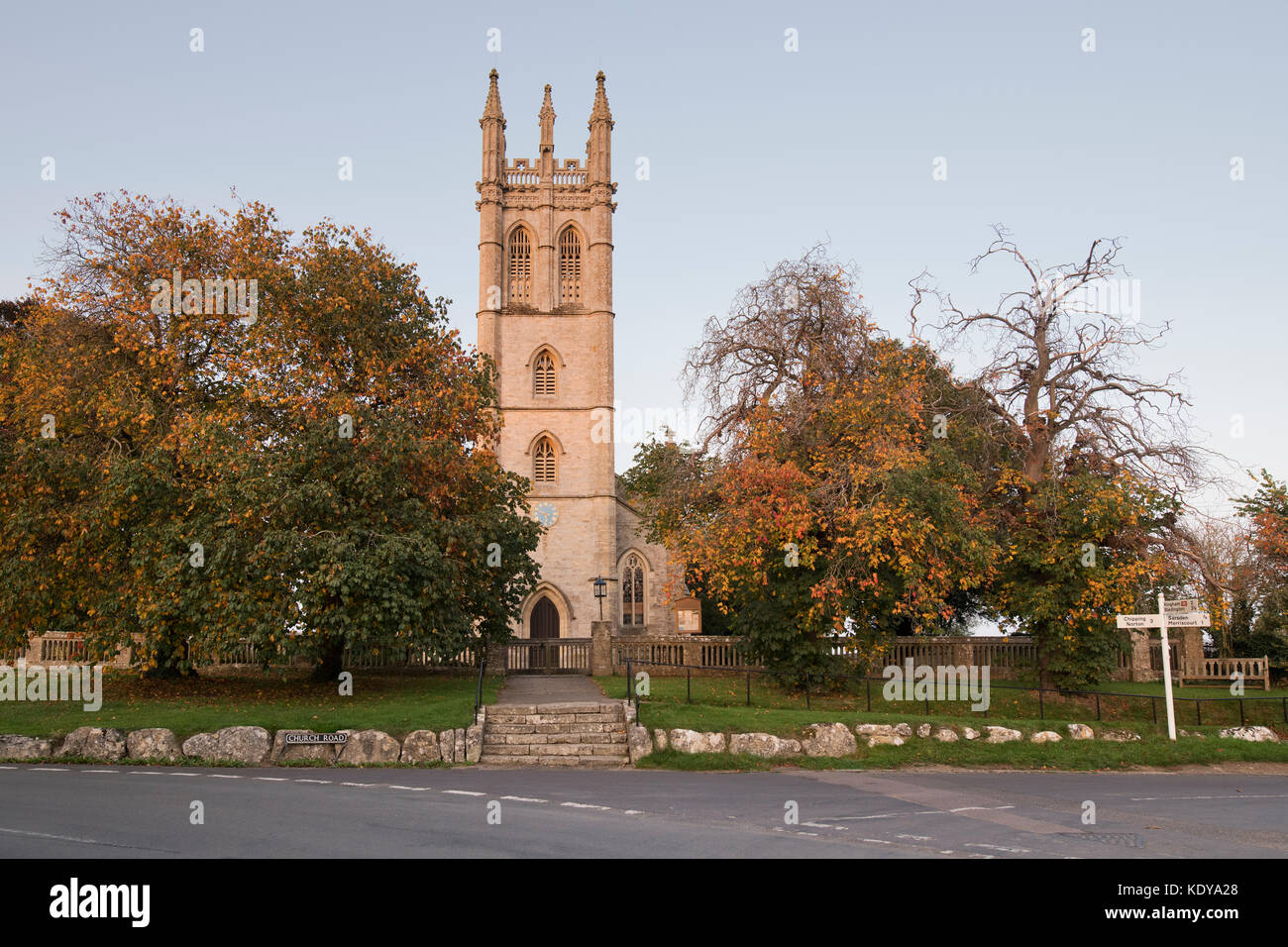 Tous les Saints de l'église paroissiale en automne. Churchill, Oxfordshire, Angleterre Banque D'Images