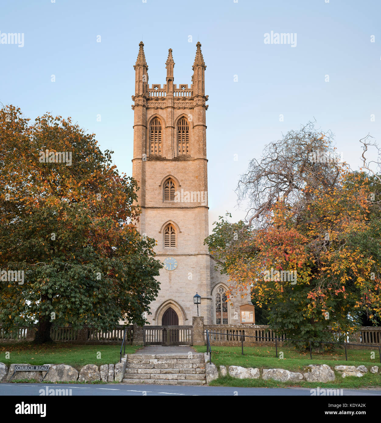 Tous les Saints de l'église paroissiale en automne. Churchill, Oxfordshire, Angleterre Banque D'Images