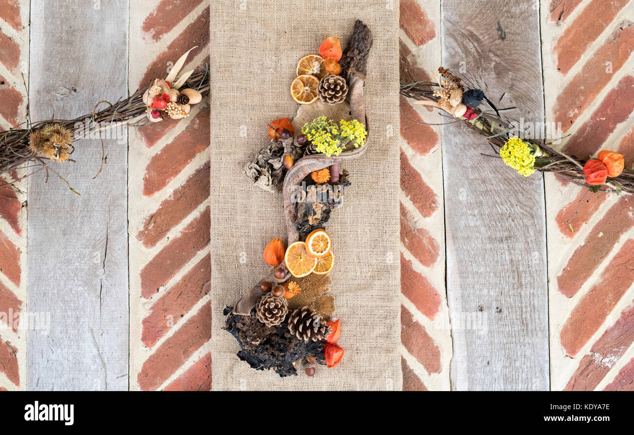 Festival de la récolte d'automne et de fruits en bois sur un mur de la maison médiévale à Weald et Downland museum, automne show, Singleton, Sussex, Angleterre Banque D'Images