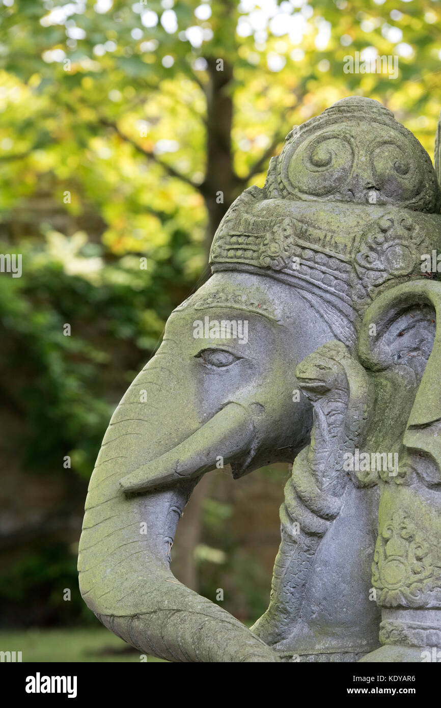 Grande pierre ganesha statue dans un jardin anglais. Le Warwickshire, Angleterre Banque D'Images