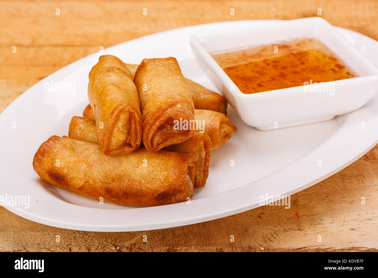 Rouleaux de printemps croustillants sur assiette avec la sauce aux prunes Banque D'Images