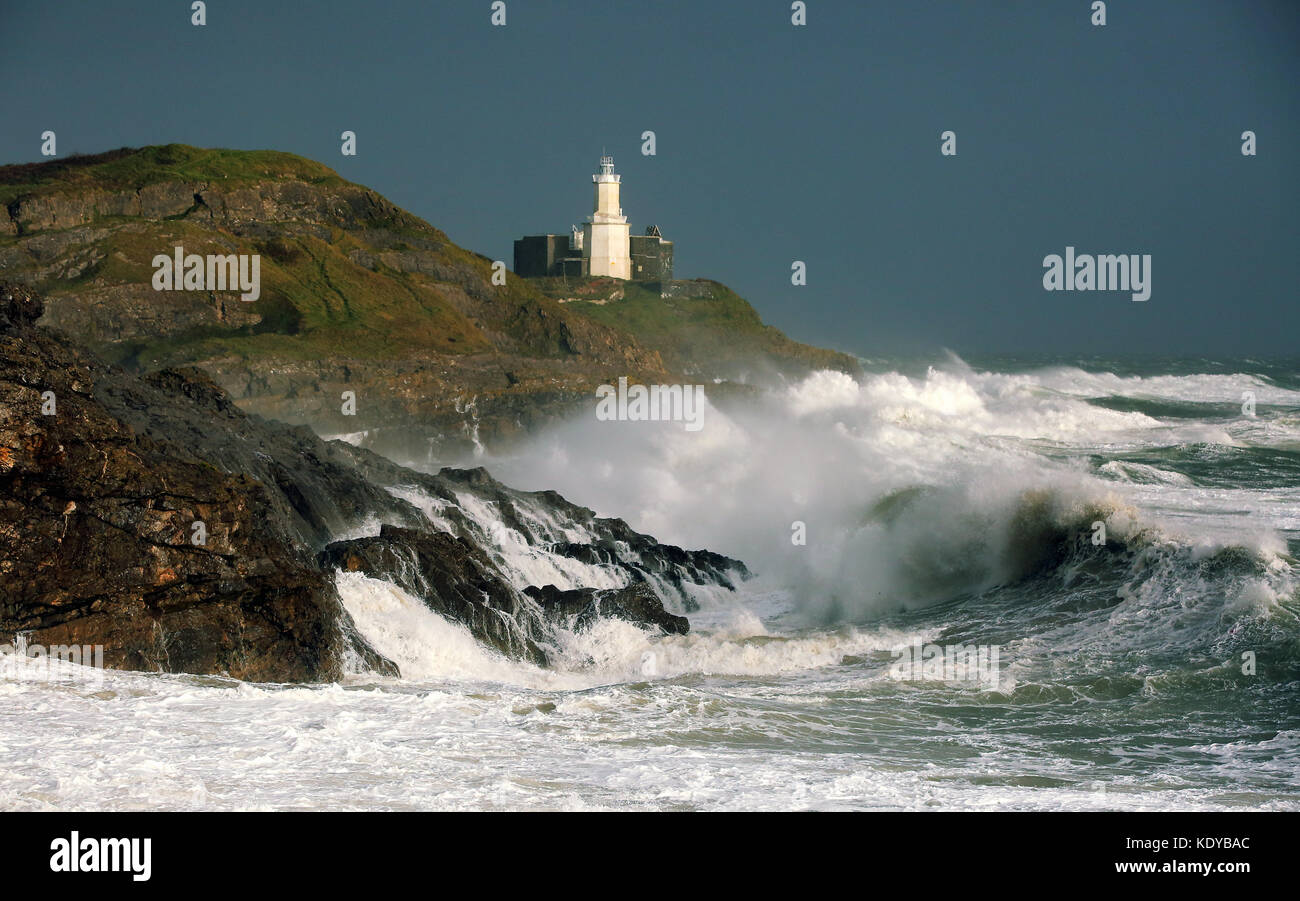 Sur la photo : Les vagues déferlent contre phare de Bonaventure dans la baie de bracelet de Mumbles, Swansea, Royaume-Uni. Lundi 16 octobre 2017 Re : Vestiges de l'ouragan Ophelia devraient Banque D'Images