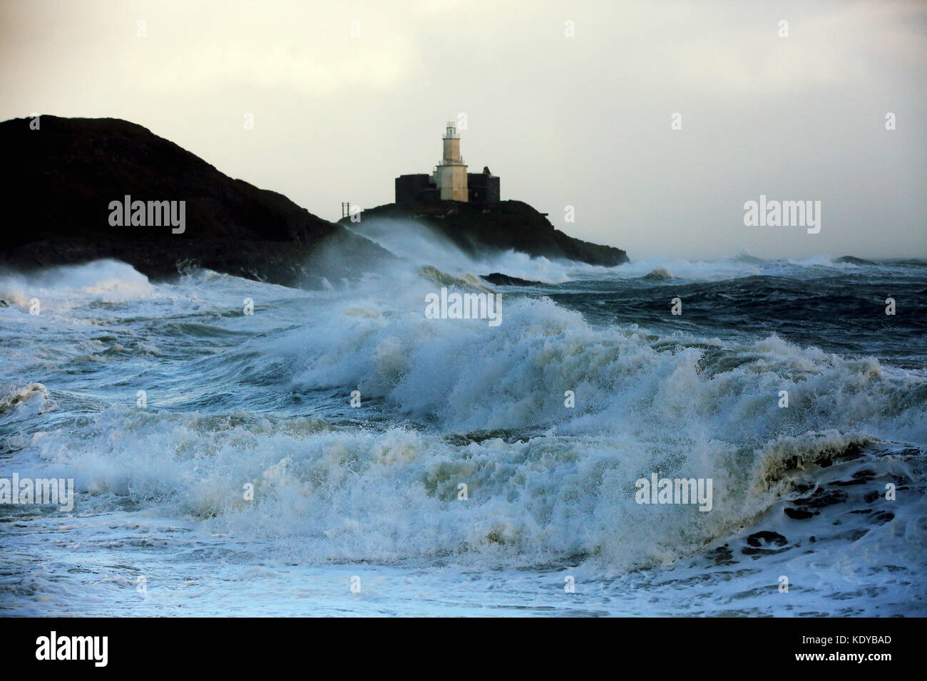 Sur la photo : Les vagues déferlent contre phare de Bonaventure dans la baie de bracelet de Mumbles, Swansea, Royaume-Uni. Lundi 16 octobre 2017 Re : Vestiges de l'ouragan Ophelia devraient Banque D'Images