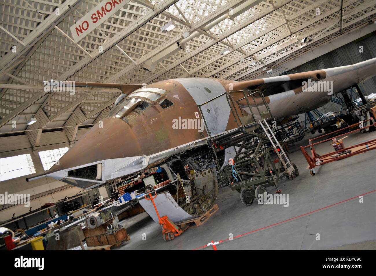 Handley Page Victor en cours de réparation et de conservation à l'IWM Duxford Banque D'Images