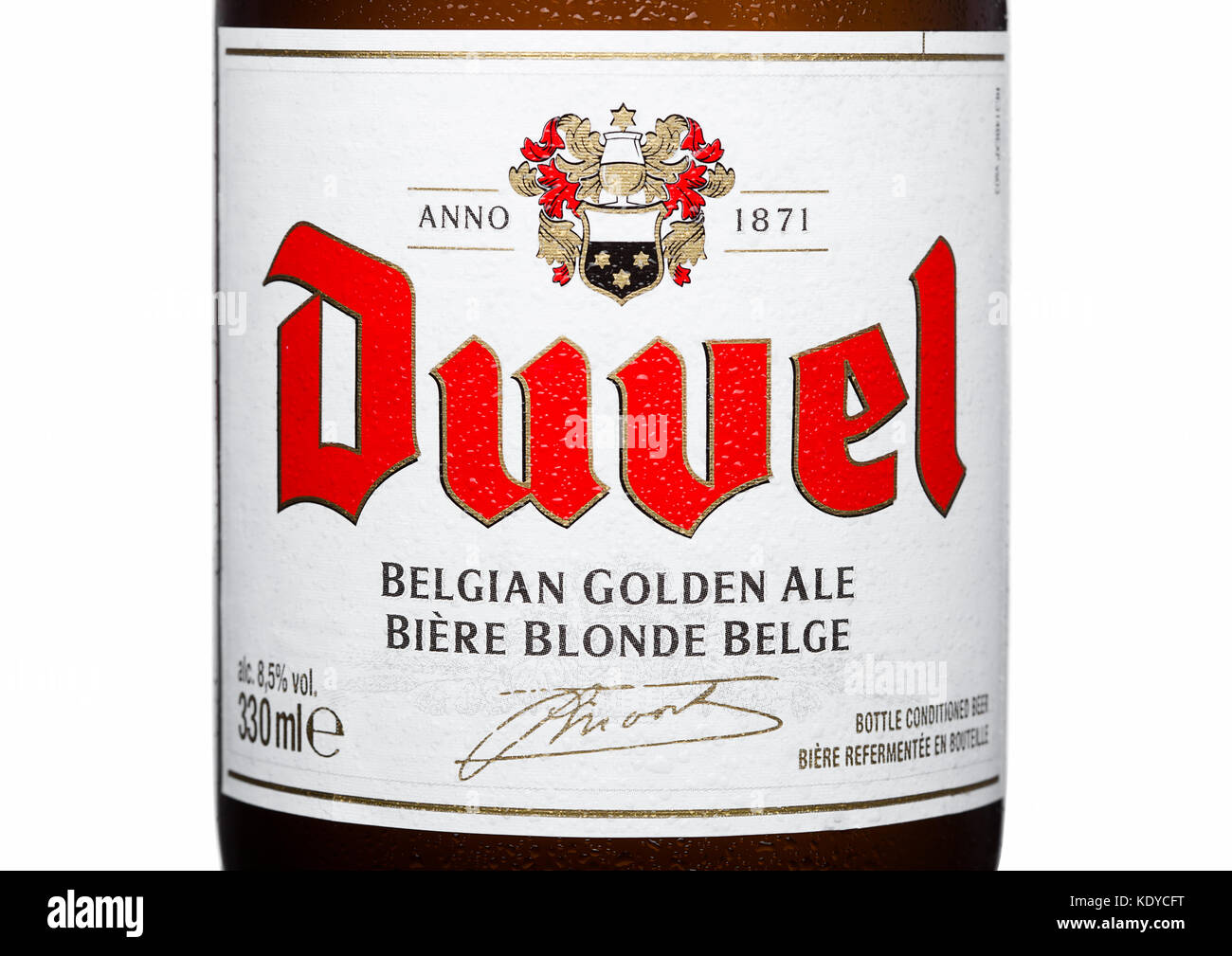 LONDRES, Royaume-Uni - 30 MARS 2017 : bouteille de bière Duvel sur fond blanc. Duvel est une bière dorée forte produite par une brasserie flamande contrôlée par la famille, Banque D'Images