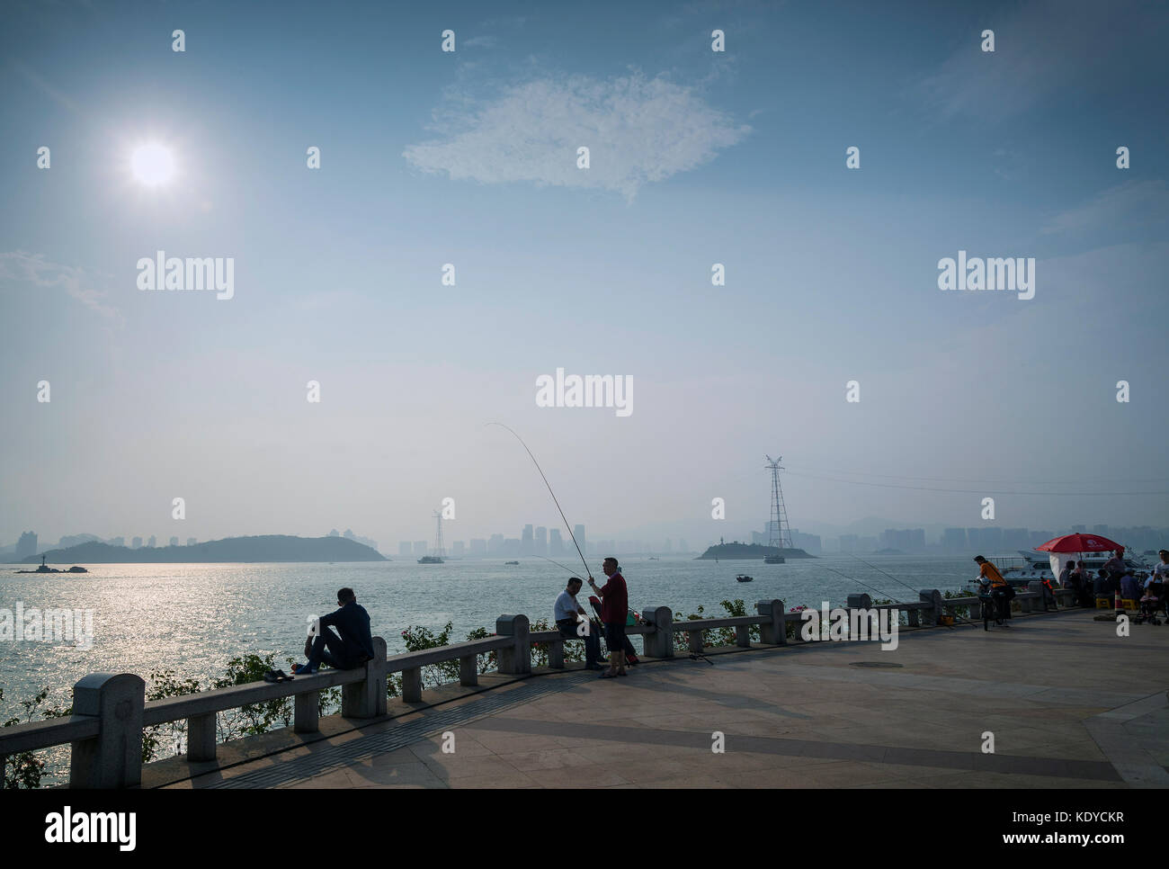 Les gens se détendre dans riverside promenade urbaine au coucher de Shanghai Chine Banque D'Images